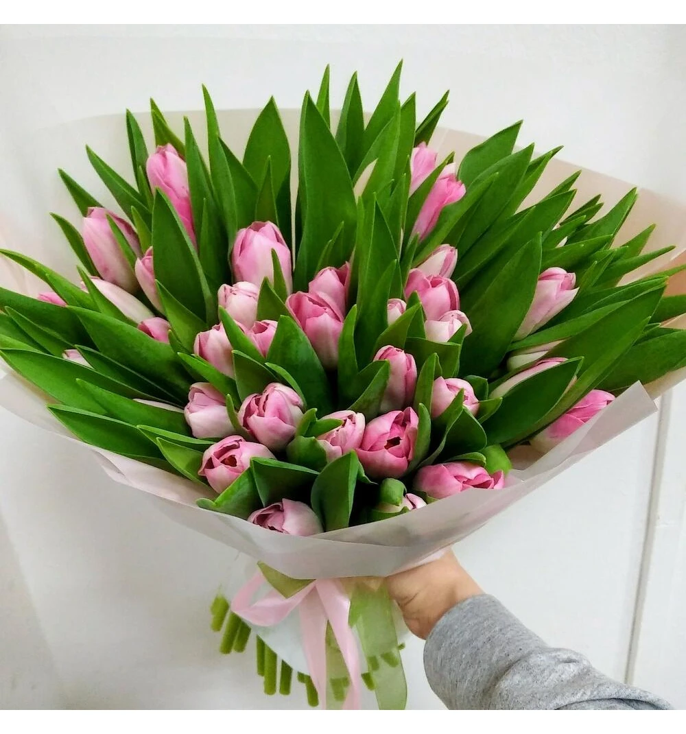 45 нежно-розовых тюльпанов.